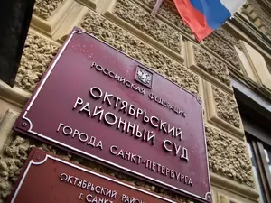 Суд назначил колонию-поселение блогерше за сожжение паспорта на камеру
