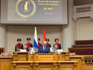 Беглов и Бельский поздравили мировых судей Петербурга