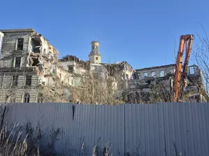 Здание НИЦ на Хрустальной улице начали сносить