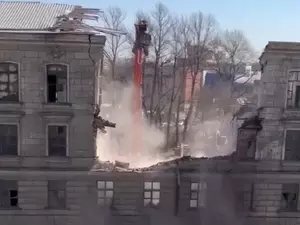 Часть фасада НИЦ на Хрустальной улице упала на проезжую часть