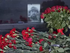 Петербуржцы принесли цветы к месту убийства Владлена Татарского