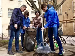 Амелин навел порядок на субботнике в Адмиралтейском районе