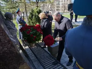 Бельский возложил цветы к памятнику жертвам нацизма в Красном Селе