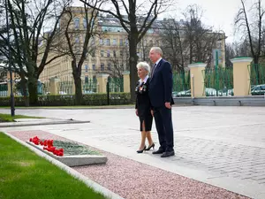 Беглов возложил цветы к памятнику Ленину