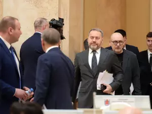 Кадры: Заседание ЗакСа 22 апреля