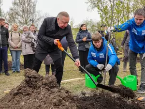 Бельский и Беглов посадили иву и черемуху в Купчинском сквере