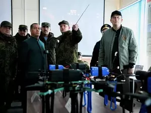 Медведев посетил учебный центр ЛенВО