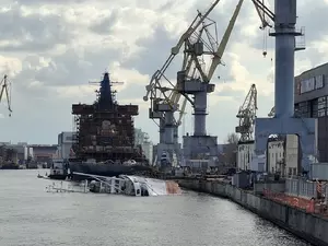 Частично затонувший буксир "Капитан Ушаков" достанут из воды