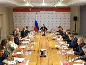 Медведев с Бегловым и Дрозденко обсудил на ПМЮФ создание "Невской дельты"