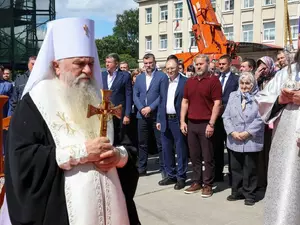 Бельский посетил воздвижение креста на купол храма у Пискаревского кладбища