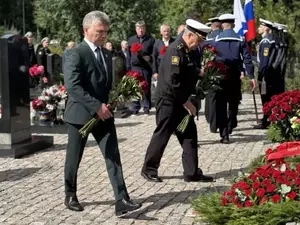 Потапенко возложил цветы к мемориалу экипажу "Курска"