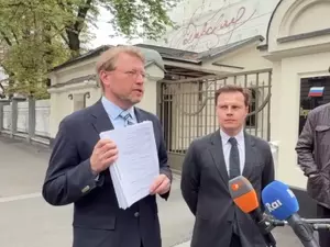 ВС в понедельник рассмотрит жалобу "Яблока" на снятие с выборов в Госдуму