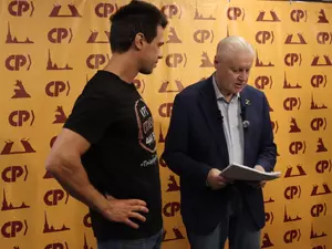 Миронов приехал в Петербург разбираться с выборами и раздавать автографы