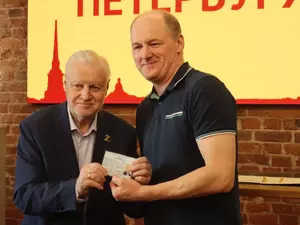 Шмаков обвинил депутатов ЗакСа в демонстрации экстремистской символики