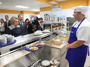 Матвиенко и Бельский посетили новую школу в Московском районе