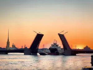 Минтранс оставит в силе ограничение движения катеров по ночной Неве
