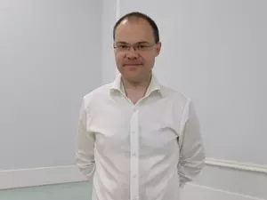 Депутат Малков не смог снять "яблочника" Костика с выборов в ЗакС