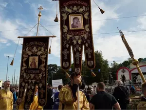 Крестный ход изменил движение транспорта в центре Петербурга