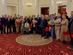 Депутатам восьмого созыва ЗакСа вручили удостоверения