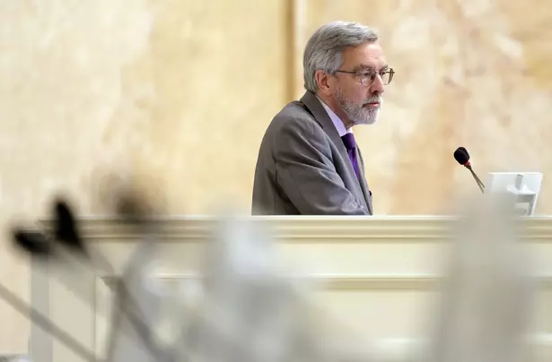 На Шишлова составили протокол о демонстрации запрещенной символики На Шишлова составили протокол о демонстрации запрещенной символики