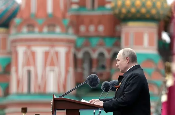 Путин выступил с речью в День Победы на параде в Москве Путин выступил с речью в День Победы на параде в Москве
