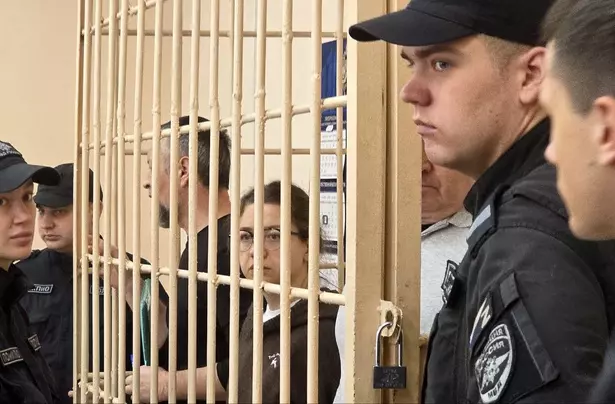 Шесть свидетелей и один "художник" Шесть свидетелей и один "художник"